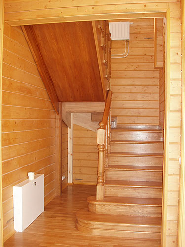 Деревянная лестницав доме